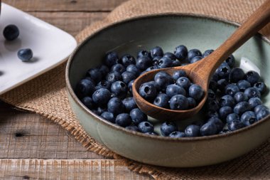 Seramik kasede yabanmersinli ahşap kaşık..