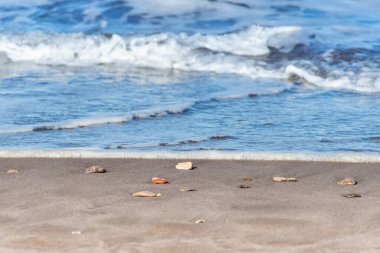 Dalgaları kumsalda ilerlet..