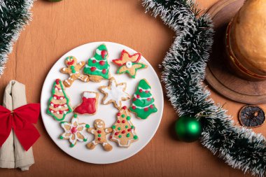 Tabakta çeşitli şekillerde ev yapımı zencefilli kurabiye..