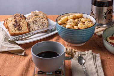 Kahvaltınız, muzlu ekmeğiniz, çikolatalı ekmeğiniz, çekirdekli krakerleriniz.