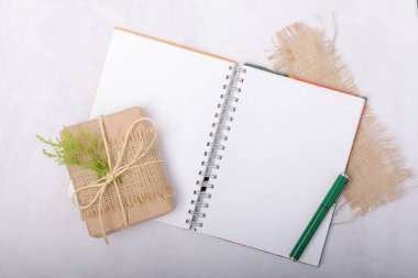 Kırsal ambalajlı hediye ve kopyalama alanı olan not defteri.