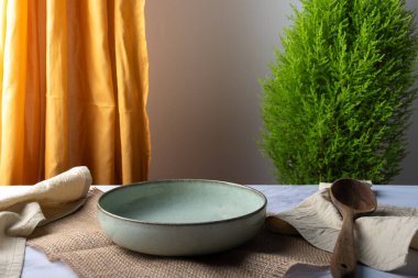 Çevrede boş seramik kap.