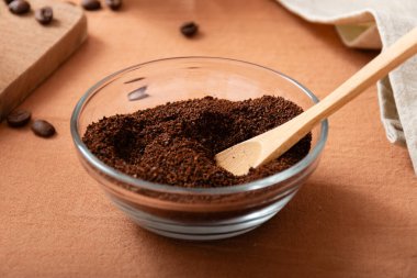 Kahveli cam kase ve tahta kaşık..