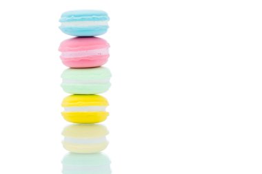 Beyaz arka plan üzerinde renkli macarons yığınları Fransız