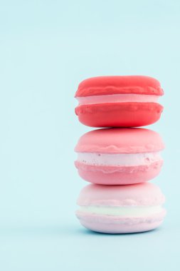 Fransız renkli macarons yığınları pastel arka planda, retro Styl