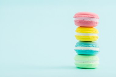 Fransız renkli macarons yığınları pastel arka planda, retro Styl