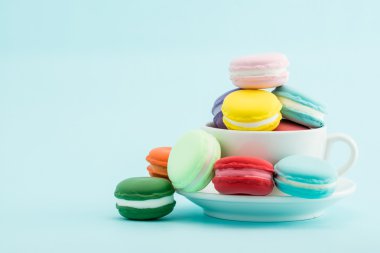 Fransız renkli macarons yığınları Kupası, retro Styled