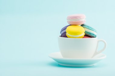 Fransız renkli macarons yığınları Kupası, retro Styled