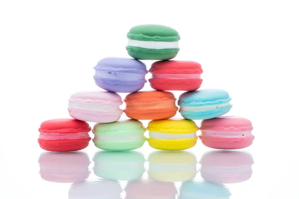 Macarons colorés français empilés sur fond blanc — Photo