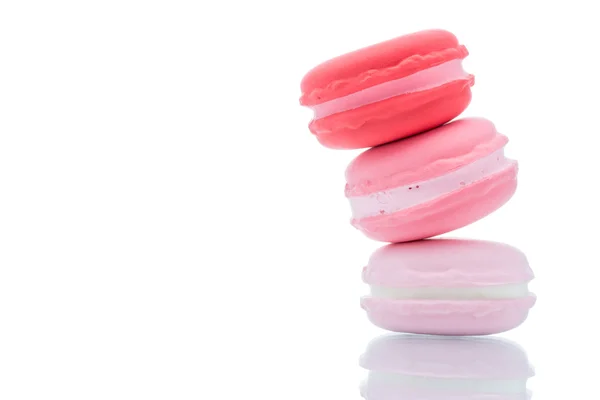 Pacotes de macarons coloridos franceses no fundo branco — Fotografia de Stock