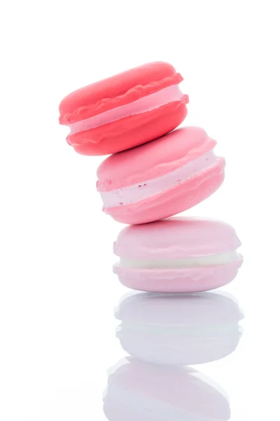 Pacotes de macarons coloridos franceses no fundo branco — Fotografia de Stock