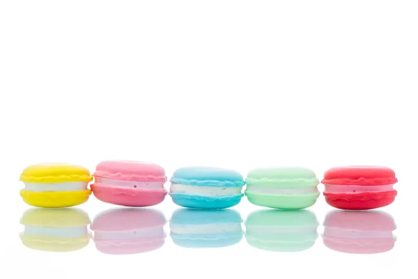 Macarons coloridos franceses isolados no fundo branco — Fotografia de Stock