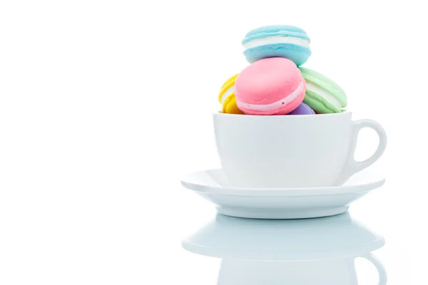 Macarons coloridos franceses empilha em xícara de café — Fotografia de Stock