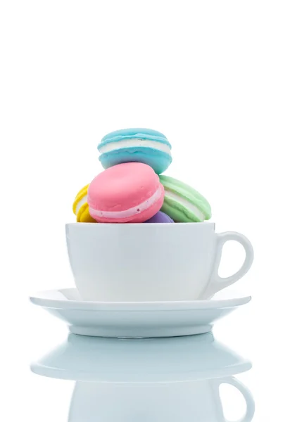 Franska färgglada macarons stackar i kaffekopp — Stockfoto