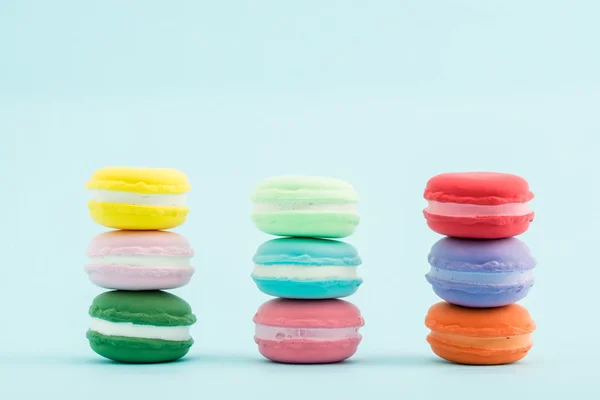 Pacotes de macarons coloridos franceses no fundo pastel, retro Styl — Fotografia de Stock