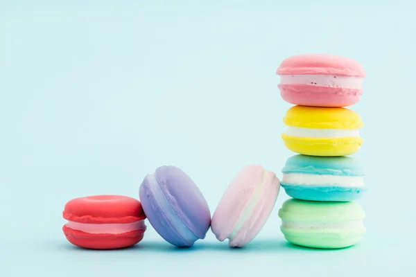 Pacotes de macarons coloridos franceses no fundo pastel, retro Styl — Fotografia de Stock