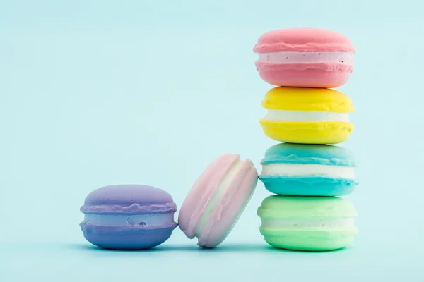 Pacotes de macarons coloridos franceses no fundo pastel, retro Styl — Fotografia de Stock