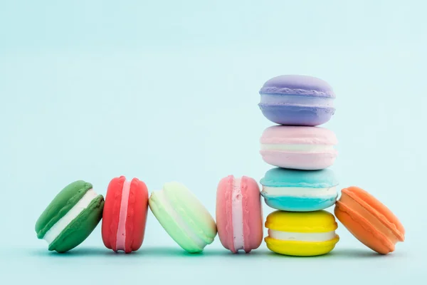 Montones de macarrones coloridos franceses sobre fondo pastel, Styl retro —  Fotos de Stock