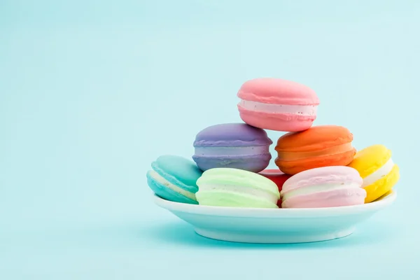 Macarons colorés français empilés dans un plat, rétro Style — Photo