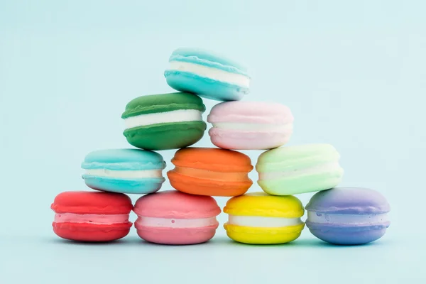 French colorful macarons stacks on pastel background, retro Styl — Stock Photo, Image