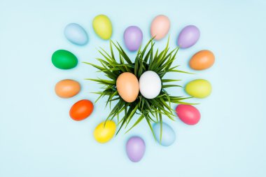 Sevgi şeklinde düzenlenmiş renkli Paskalya yumurtaları