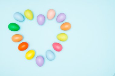 Sevgi şeklinde düzenlenmiş renkli Paskalya yumurtaları