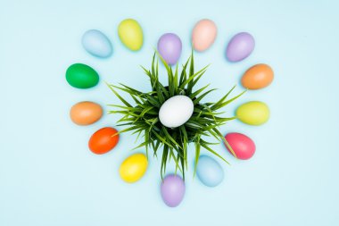 Sevgi şeklinde düzenlenmiş renkli Paskalya yumurtaları