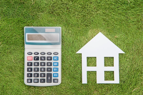 Huis met een huiselijke omgeving, groen wonen, Mortgage Calculator — Stockfoto