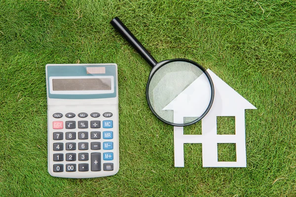 Comprar casa de construcción verde Cálculos hipotecarios, calculadora con —  Fotos de Stock