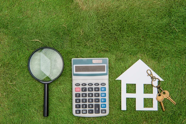 Comprar casa de construcción verde Cálculos hipotecarios, calculadora con —  Fotos de Stock
