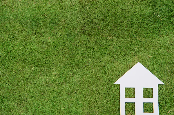 Huis met een huiselijke omgeving, groen wonen — Stockfoto