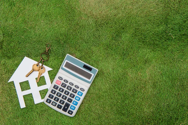 Casa con un ambiente hogareño, vida verde, calculadora de hipotecas — Foto de Stock