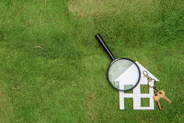 Papper house och nyckel med förstoringsglas, Green Living jakt — Stockfoto