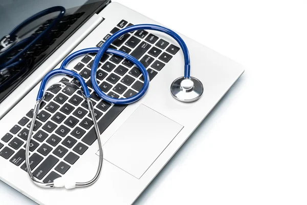 Badania medyczne, stetoskop na klawiaturze laptopa — Zdjęcie stockowe
