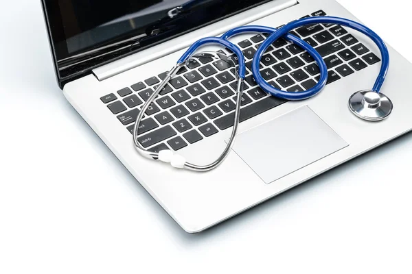 Medicinsk forskning, stetoskop på laptop tangentbord — Stockfoto