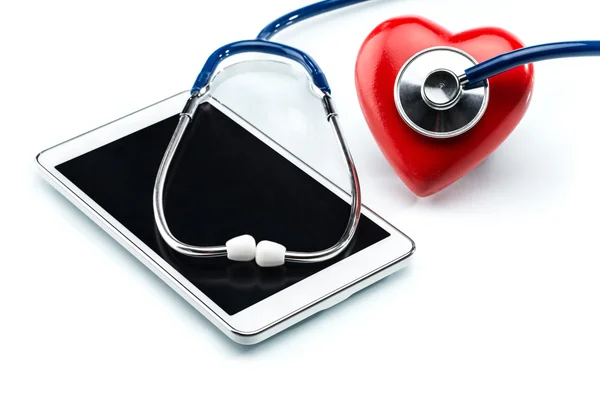 Investigación de enfermedades del corazón, estetoscopio, forma del corazón y ficha digital — Foto de Stock