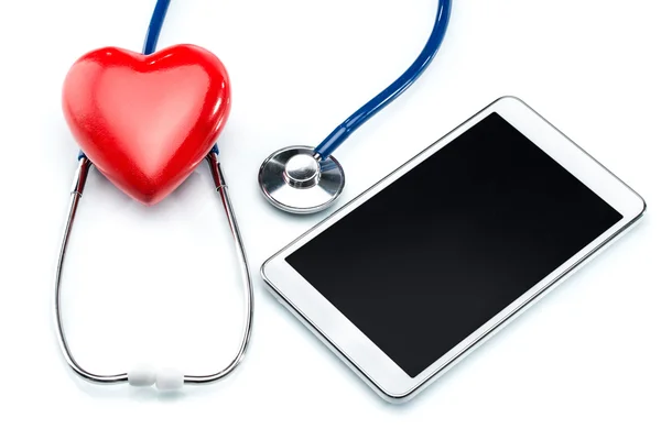 Investigación de enfermedades del corazón, estetoscopio, forma del corazón y ficha digital — Foto de Stock