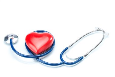 Steteskoplu kırmızı kalp beyaz arka planda izole edildi