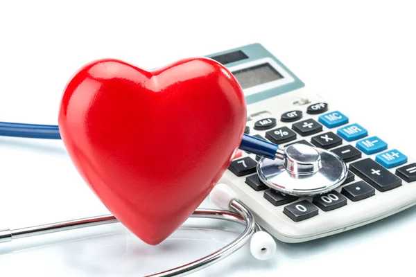 Corazón rojo y calculadora con estetoscopio sobre fondo blanco — Foto de Stock