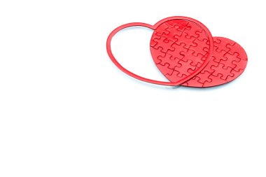 Beyaz arka planda, aşk kavramı kırmızı puzzle kalp