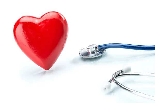 白い背景に聴診器で隔離された赤い心臓 — ストック写真