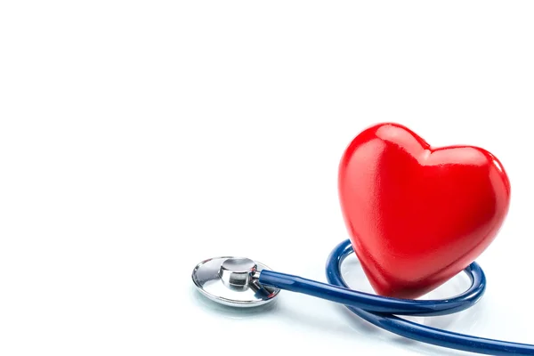 白い背景に聴診器で隔離された赤い心臓 — ストック写真
