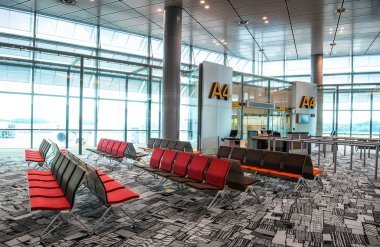Singapur - 06 Mayıs 2016: Koltuk ve Havaalanı terminal içinde Boarding Gate
