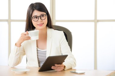 Dijital Tablet kullanma ve içme Asya çekici iş kadınları