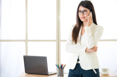 Konuşmak akıllı telefon kullanarak Asya çekici iş kadınları