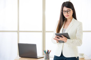 Dijital Tablet kullanarak Asya çekici iş kadınları