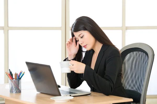 Jovem empresária asiática pensando e bebendo café no de — Fotografia de Stock