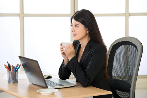 Asiatische lächelnde Geschäftsfrauen genießen Kaffeepause am Laptop — Stockfoto