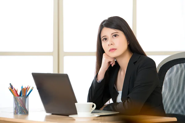 Junge asiatische Geschäftsfrau denkt im Büro — Stockfoto