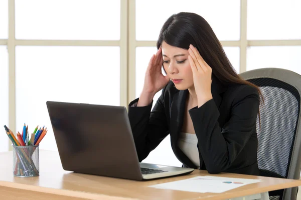 Cansada mujer de negocios asiática con dolor de cabeza en la oficina — Foto de Stock